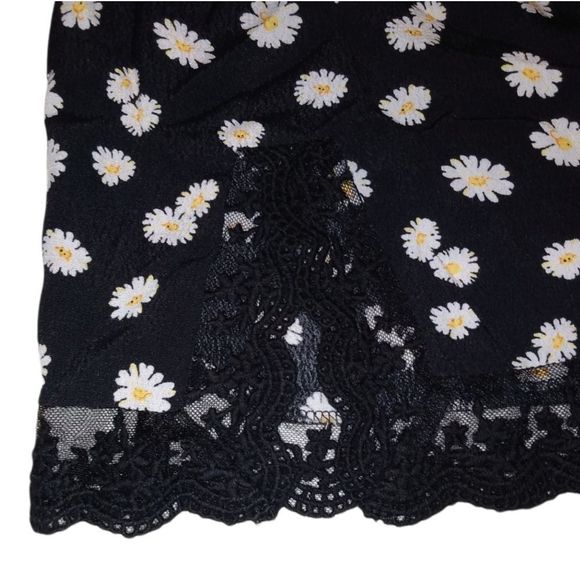 Forever 21 Black Skirt with Daisies , Lacey Trim , and a Small Side Slit 🌼🌼🌼 - Picture 4 of 7
